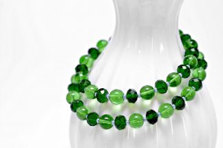 Grüne Halskette mit funkelden Glasperlen