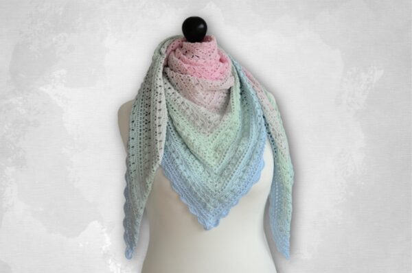 Dreieckstuch in Rosa, Mint und Hellblau, locker über Schultern gelegt – perfekte Größe für den Alltag.